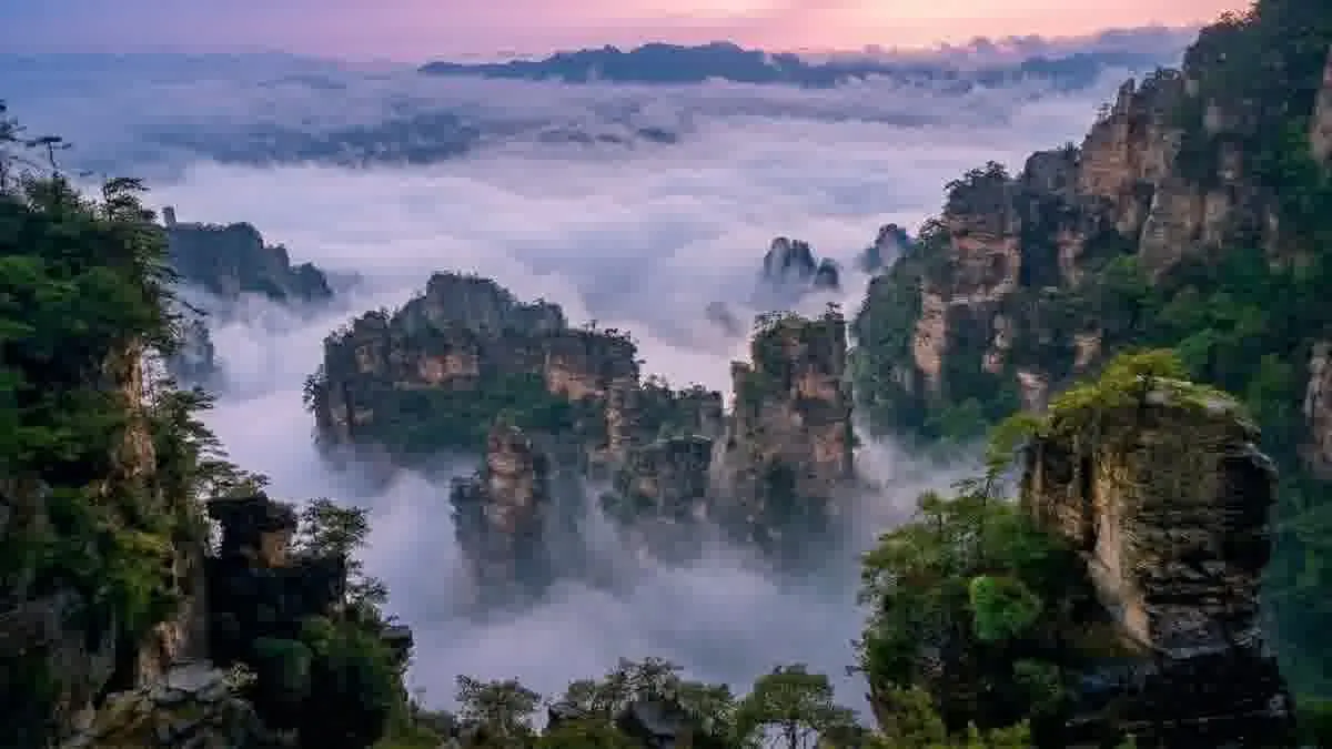 Dramatischer Sonnenuntergang über den Felssäulen