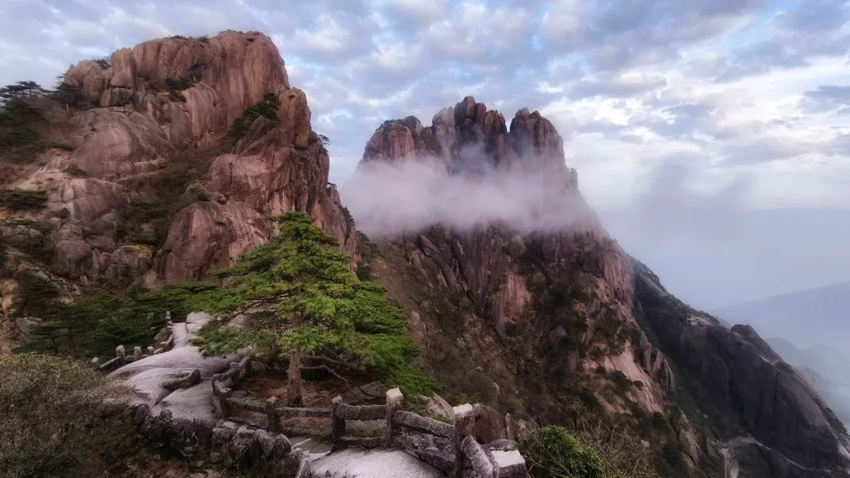 Blick über die schroffen Felsformationen