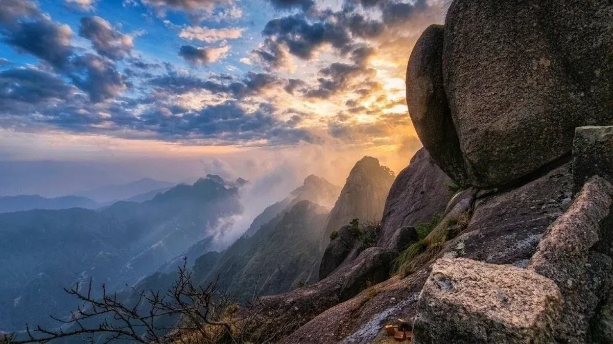 Sonnenuntergang hinter den Felsen
