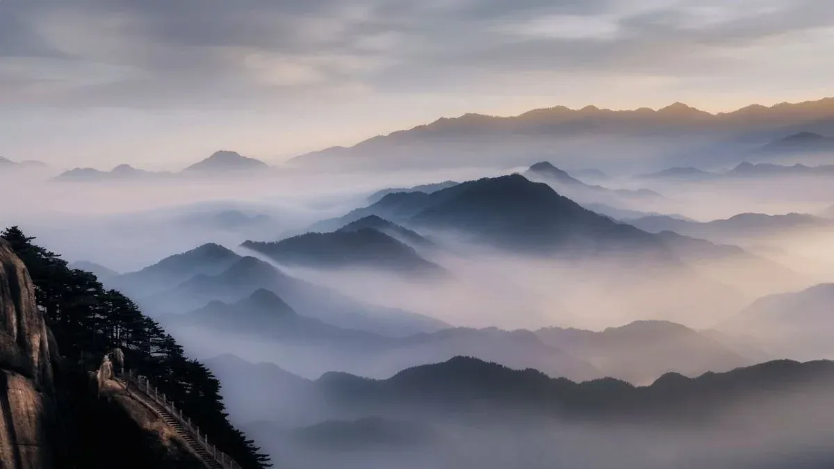 Unendliches Wolkenmeer bei Dämmerung