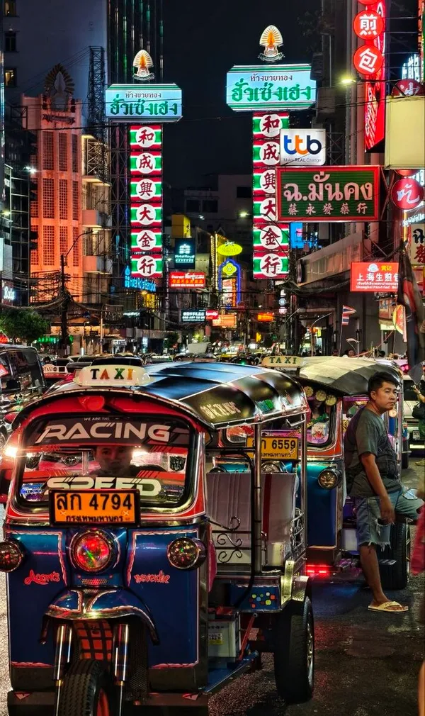 Bangkok – Neon, Tempelgold & Streetfood