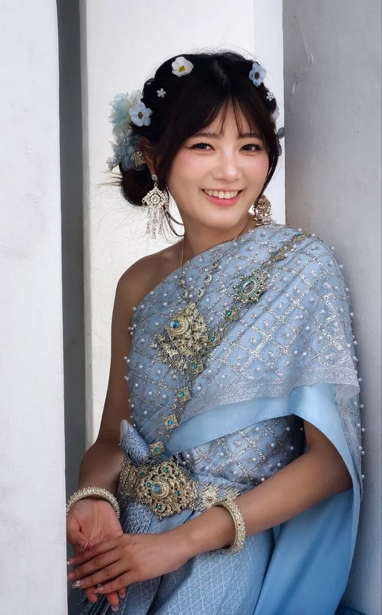 Wat Arun – Traditionelle Kleidung und sanfte Farben