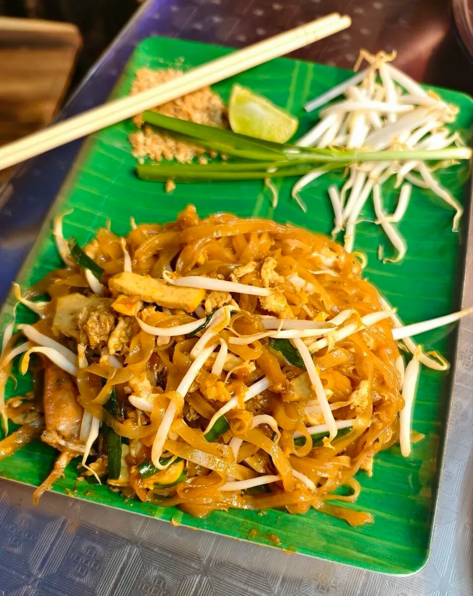 Pad Thai – frisch serviert auf Bananenblatt