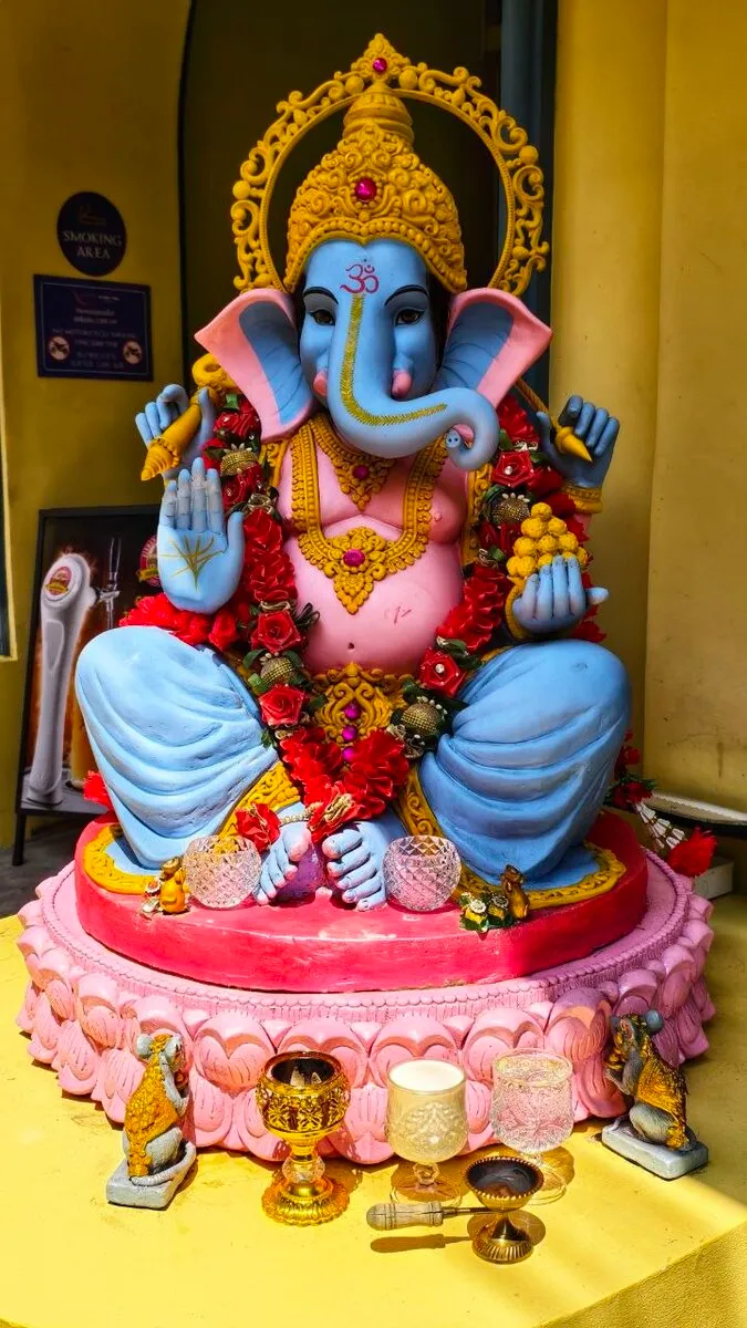 Ganesha – Farbe, Blumen und Opfergaben