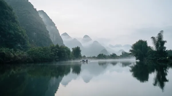 Yangshuo – Yulong‑Fluss im Morgennebel