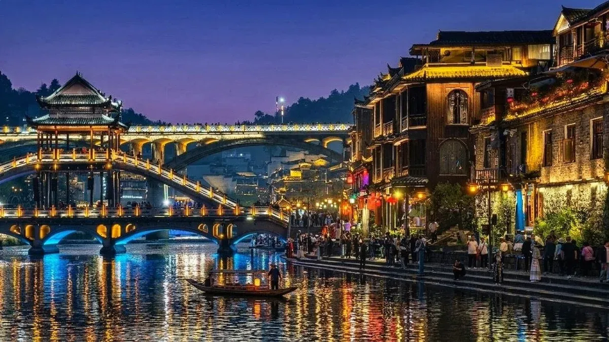 Beleuchtete Brücke Fenghuang