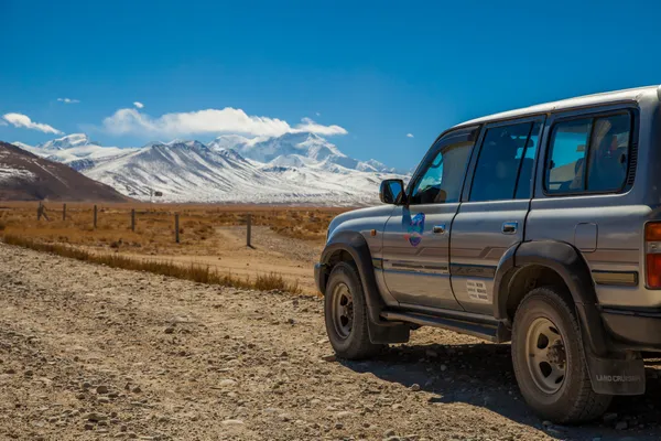Land Cruiser vor Bergen | Tibet