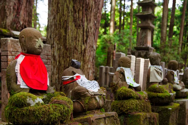 Jizo-Statuen im Wald