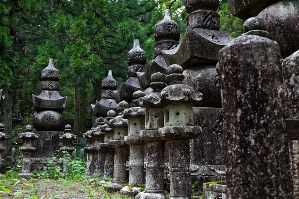 Steinlaternen im Wald