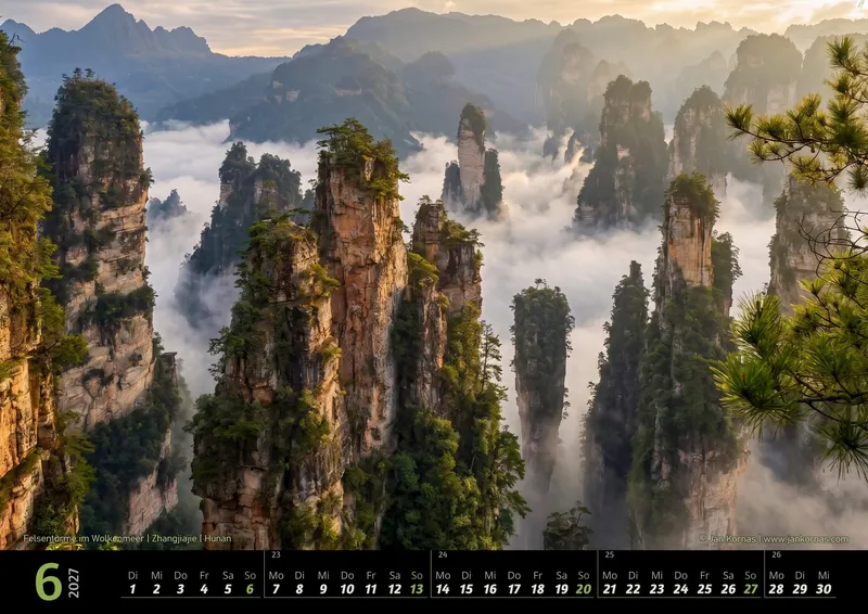 Kalenderblatt Juni 2027: Felsentürme im Wolkenmeer, Zhangjiajie, Hunan
