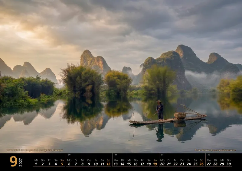 Kalenderblatt September 2027: Bambusfloß im Morgenlicht, Yangshuo, Guangxi