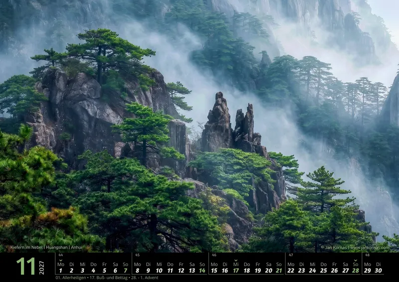 Kalenderblatt November 2027: Kiefern im Nebel, Huangshan, Anhui