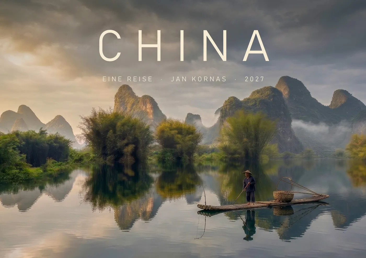 Deckblatt des Kalenders 2027: Bambusfloß vor den Karstbergen von Yangshuo, darüber der Schriftzug China