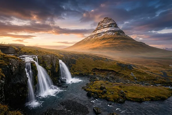 Berg Kirkjufell mit Wasserfall, Island
