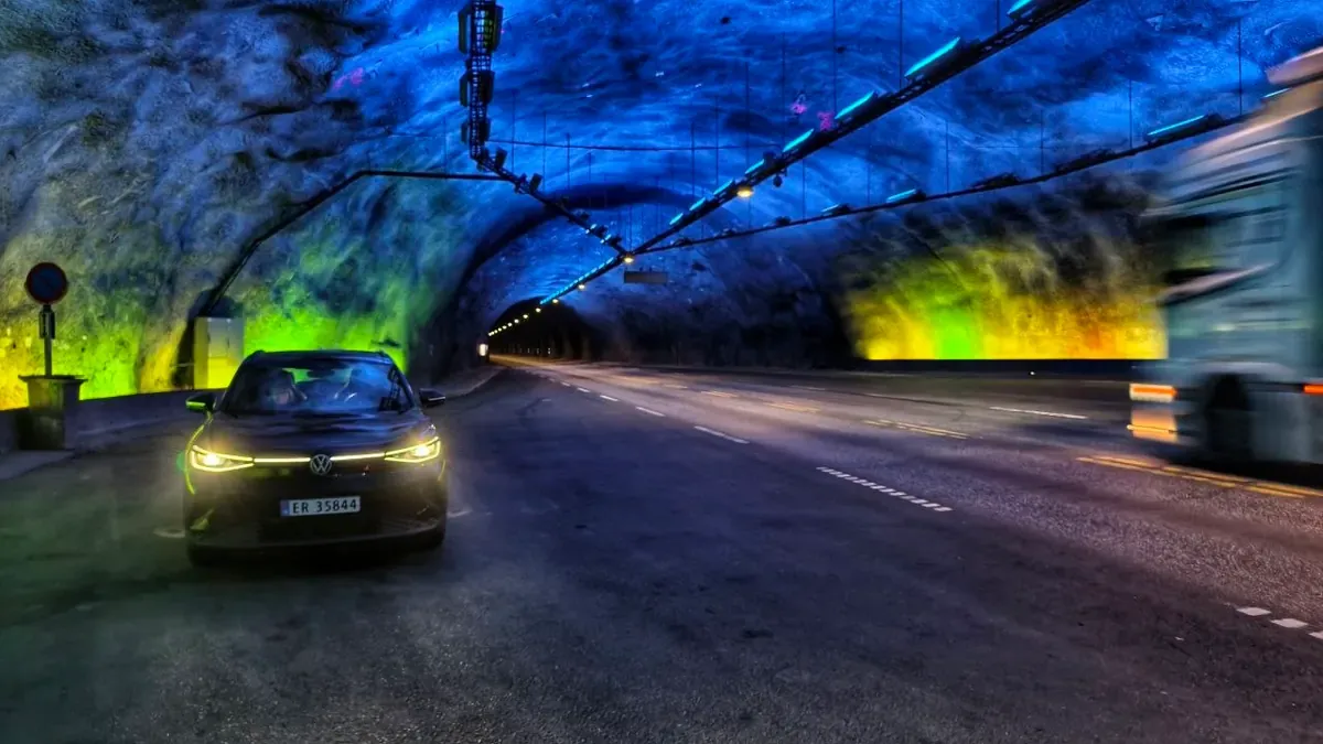 Farbig ausgeleuchtete Tunnelhalle im Lærdalstunnel