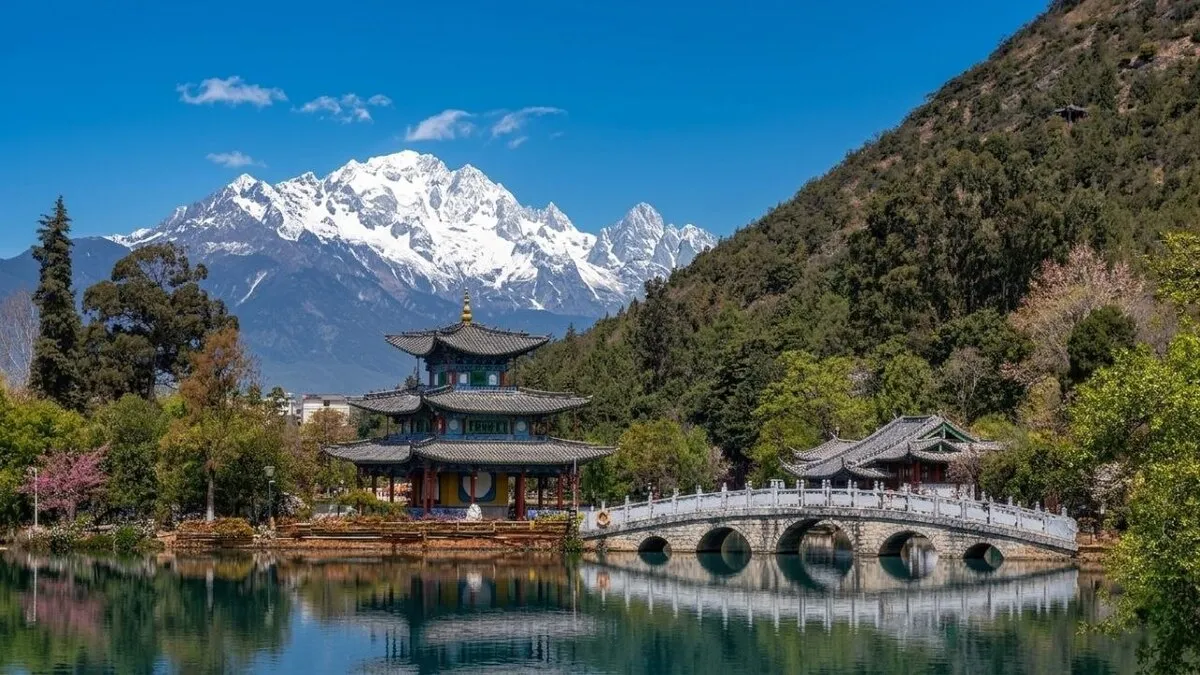 Traditioneller Pavillon am Wasser unter blühenden Bäumen bei Nebel