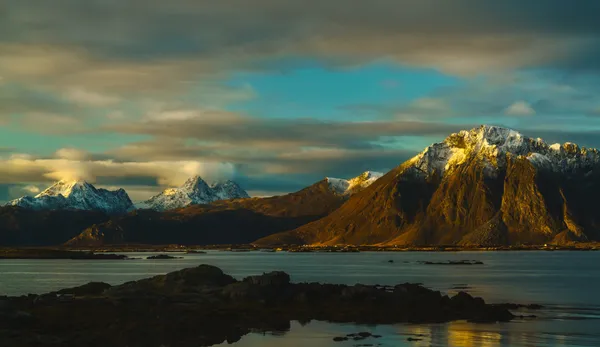 Berge der Lofoten am Wasser