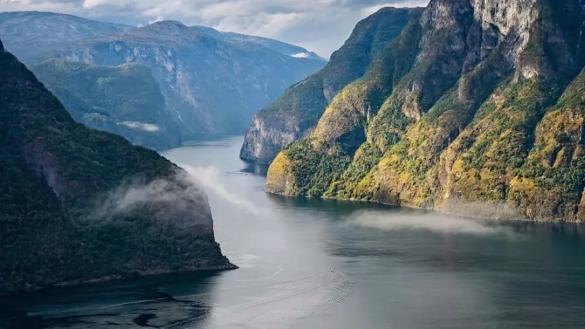 Blick durch den schmalen Nærøyfjord zwischen hohen Felswänden