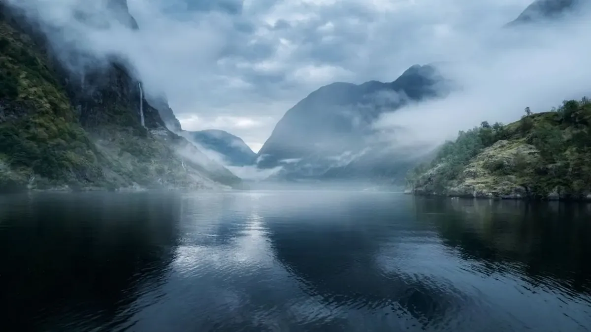 Nebel und Wasserfälle an den steilen Hängen des Nærøyfjords