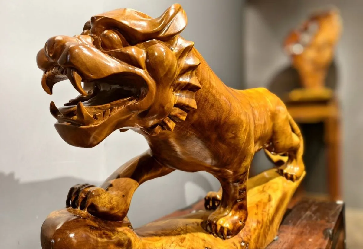 Holzskulptur eines fauchenden Löwen