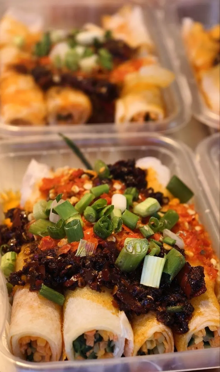 Streetfood: Rollen mit scharfer Sauce und Frühlingszwiebeln