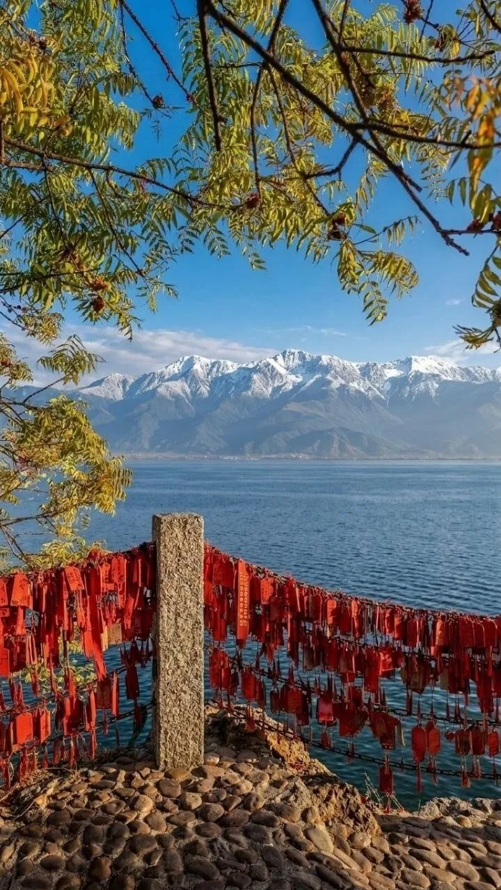 Wunschkarten und Schlösser am Ufer des Erhai-Sees in Dali