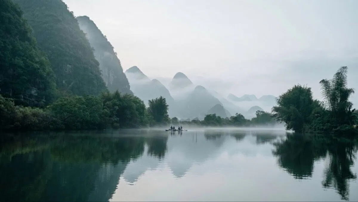 Nebel am Morgen in den Karstbergen von Yangshuo