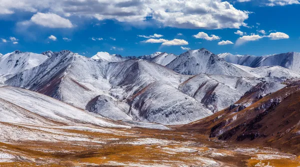 Schneebedeckte Berge in Tibet