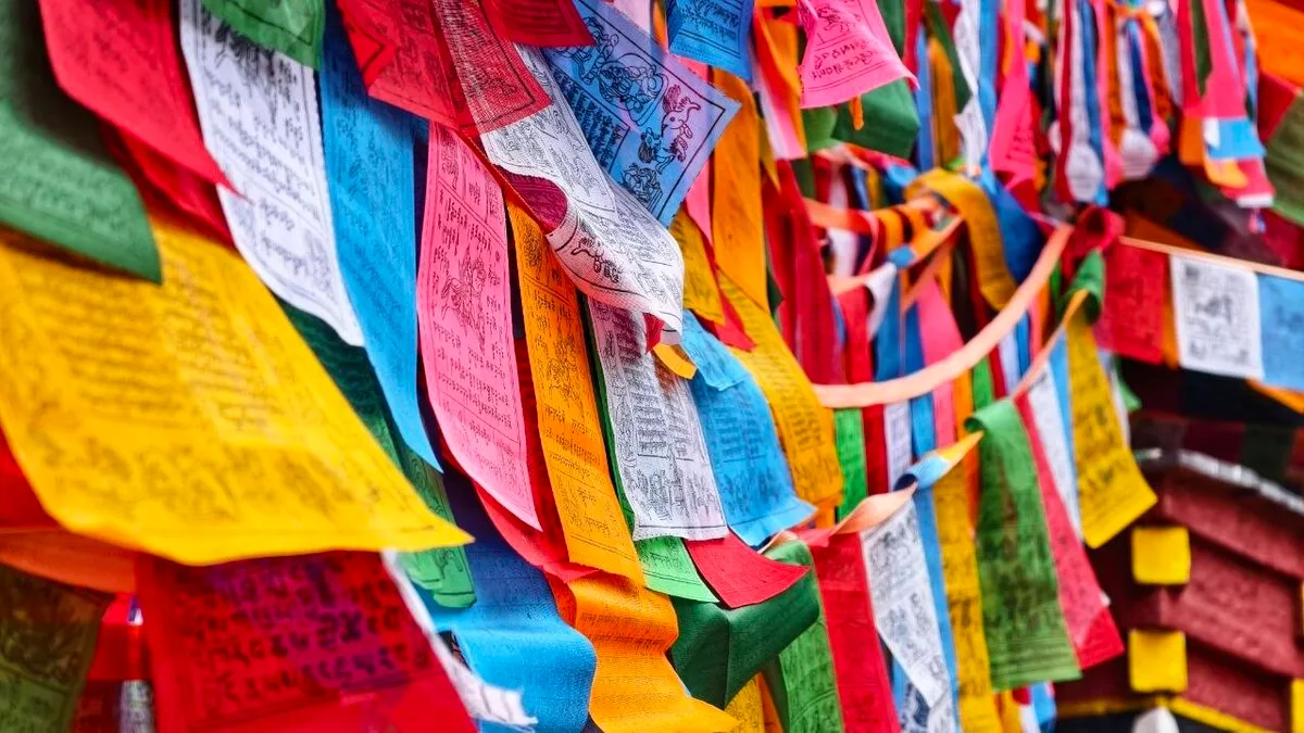 Detailaufnahme von bunten tibetischen Gebetsfahnen