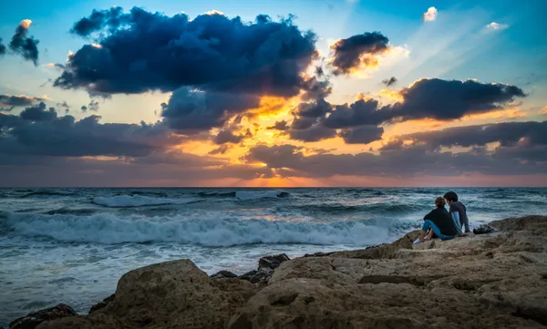Sonnenuntergang an der Felsküste in Israel