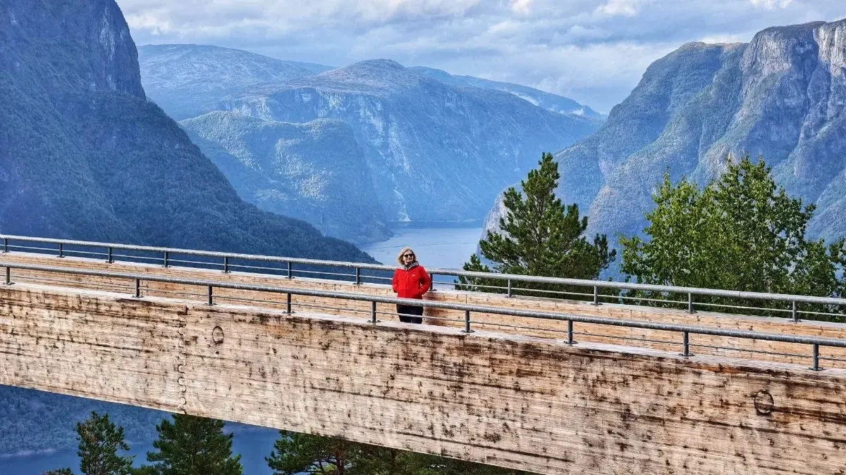 Blick vom Stegastein-Aussichtspunkt über den Aurlandsfjord