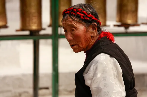 Tibeterin an Gebetstrommeln | Tibet