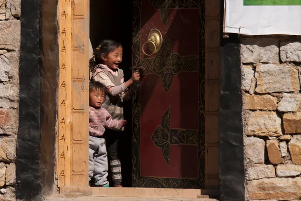 Kinder an der Tür | Tibet