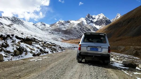 Land Cruiser auf Bergstraße | Tibet