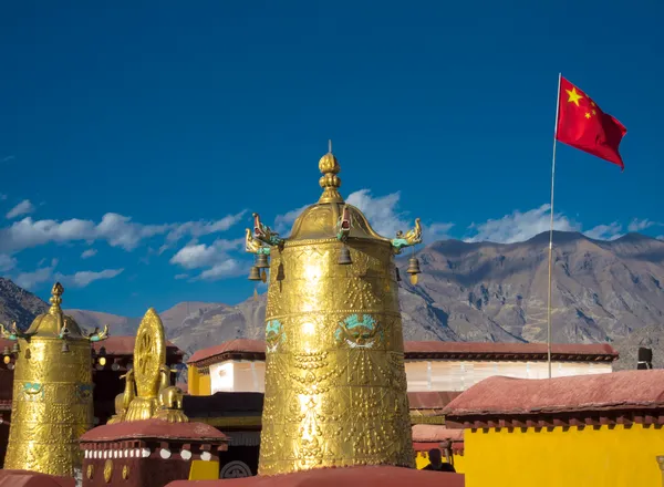 Goldene Pagode mit Flagge | Tibet