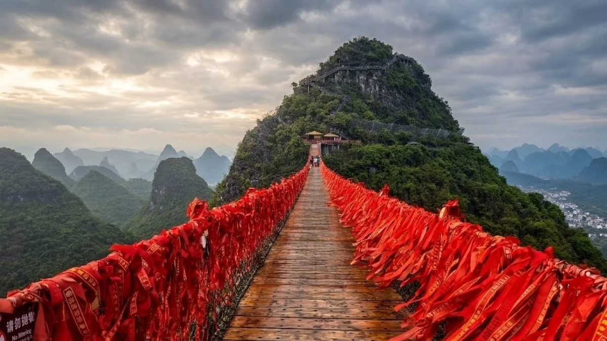 Die rote Hängebrücke am Ruyi Peak