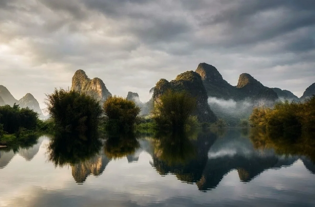 Perfekte Spiegelung der Berge im Wasser